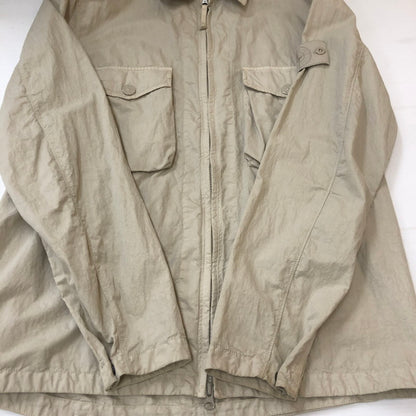 【中古品】【メンズ】 STONE ISLAND ストーンアイランド 19SS GHOST RESIN COTTON ZIP OVERSHIRT 7015103F2 ゴースト レジン コットン ジップ オーバーシャツ 長袖 トップス 140-250306-kk-02-tei サイズ：L カラー：ベージュ 万代Net店