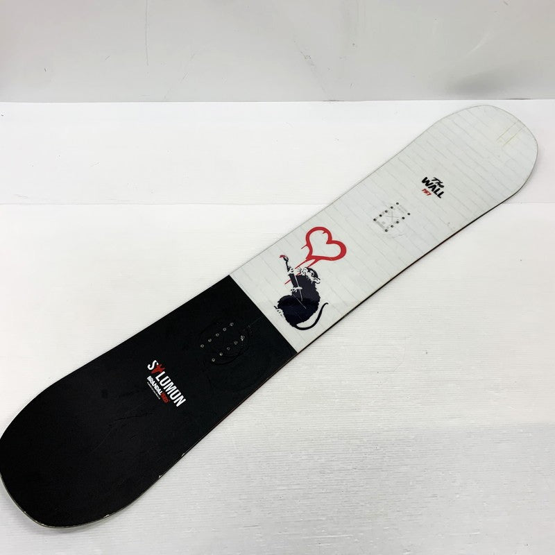 【現状渡し品】【メンズ/レディース】 SALOMON サロモン × BANKSY バンクシー THE WALL SNOWBOARD ザ ウォール スノーボード ウィンタースポーツ 151 117-261005-ko-03-teih カラー：ホワイト/ブラック 万代Net店