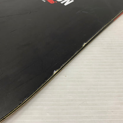 【現状渡し品】【メンズ/レディース】 SALOMON サロモン × BANKSY バンクシー THE WALL SNOWBOARD ザ ウォール スノーボード ウィンタースポーツ 151 117-261005-ko-03-teih カラー：ホワイト/ブラック 万代Net店