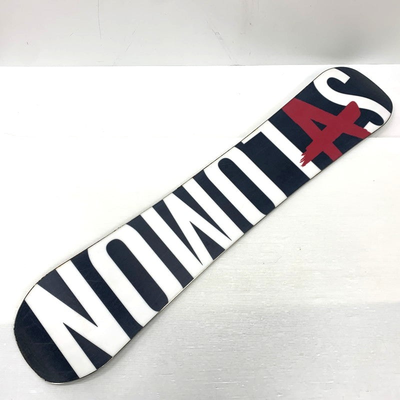 【現状渡し品】【メンズ/レディース】 SALOMON サロモン × BANKSY バンクシー THE WALL SNOWBOARD ザ ウォール スノーボード ウィンタースポーツ 151 117-261005-ko-03-teih カラー：ホワイト/ブラック 万代Net店