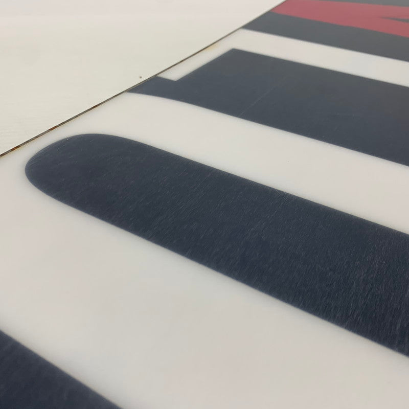 【現状渡し品】【メンズ/レディース】 SALOMON サロモン × BANKSY バンクシー THE WALL SNOWBOARD ザ ウォール スノーボード ウィンタースポーツ 151 117-261005-ko-03-teih カラー：ホワイト/ブラック 万代Net店