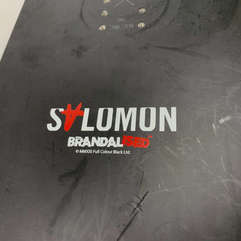 【現状渡し品】【メンズ/レディース】 SALOMON サロモン × BANKSY バンクシー THE WALL SNOWBOARD ザ ウォール スノーボード ウィンタースポーツ 151 117-261005-ko-03-teih カラー：ホワイト/ブラック 万代Net店