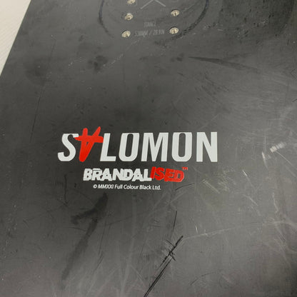 【現状渡し品】【メンズ/レディース】 SALOMON サロモン × BANKSY バンクシー THE WALL SNOWBOARD ザ ウォール スノーボード ウィンタースポーツ 151 117-261005-ko-03-teih カラー：ホワイト/ブラック 万代Net店