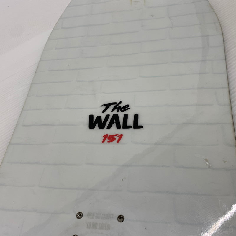 【現状渡し品】【メンズ/レディース】 SALOMON サロモン × BANKSY バンクシー THE WALL SNOWBOARD ザ ウォール スノーボード ウィンタースポーツ 151 117-261005-ko-03-teih カラー：ホワイト/ブラック 万代Net店