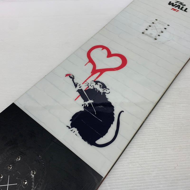 【現状渡し品】【メンズ/レディース】 SALOMON サロモン × BANKSY バンクシー THE WALL SNOWBOARD ザ ウォール スノーボード ウィンタースポーツ 151 117-261005-ko-03-teih カラー：ホワイト/ブラック 万代Net店
