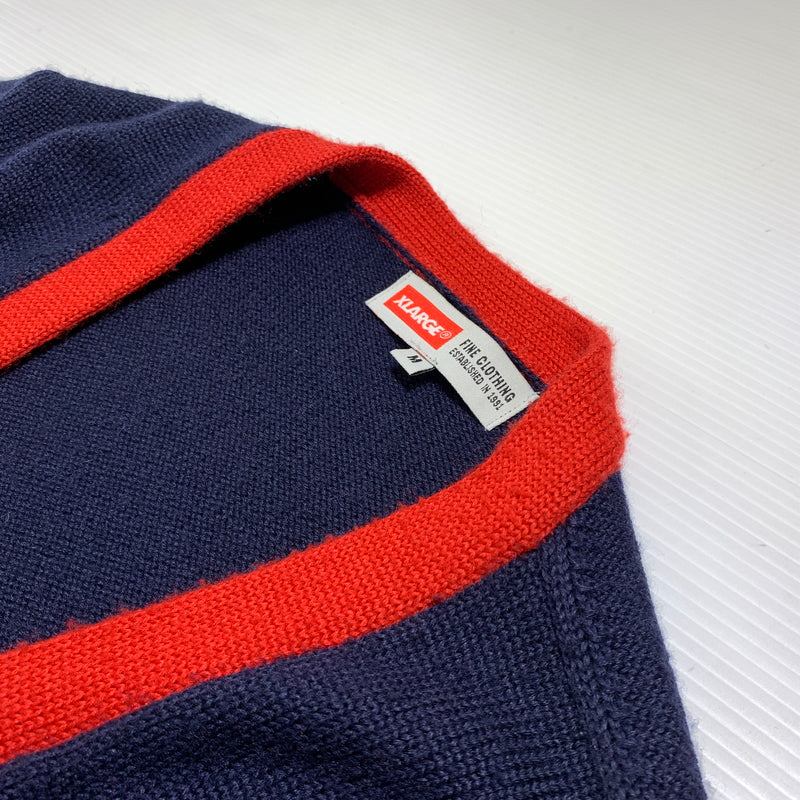 【中古品】【メンズ】 X-LARGE エクストララージ WOOL CARDIGAN 0124303 ウールカーディガン トップス ボタンダウン ニット 142-260716-ko-04-tei サイズ：M カラー：ネイビー/レッド 万代Net店