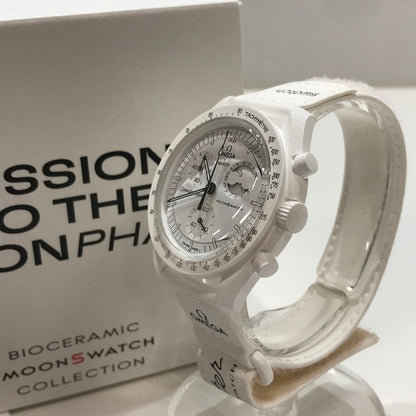 【中古品】【レディース】 OMEGA オメガ×SWATCH×SNOOPY BIOCERAMIC MOONSWATCH MISSION TO THE MOON PHASE 時計 腕時計 箱・説明書付き ※箱傷みあり 197-261014-io-11-fuzh カラー：ホワイト 万代Net店