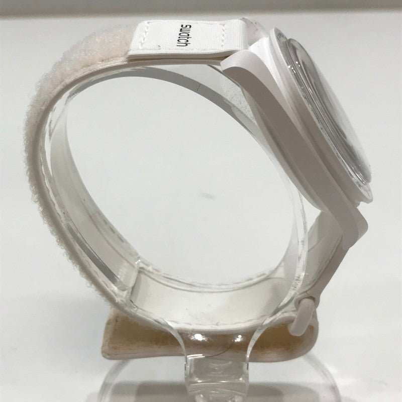 【中古品】【レディース】 OMEGA オメガ×SWATCH×SNOOPY BIOCERAMIC MOONSWATCH MISSION TO THE MOON PHASE 時計 腕時計 箱・説明書付き ※箱傷みあり 197-261014-io-11-fuzh カラー：ホワイト 万代Net店