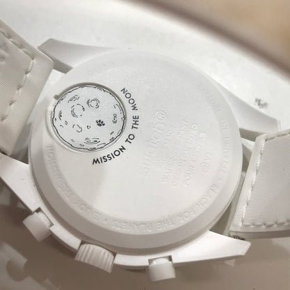 【中古品】【レディース】 OMEGA オメガ×SWATCH×SNOOPY BIOCERAMIC MOONSWATCH MISSION TO THE MOON PHASE 時計 腕時計 箱・説明書付き ※箱傷みあり 197-261014-io-11-fuzh カラー：ホワイト 万代Net店