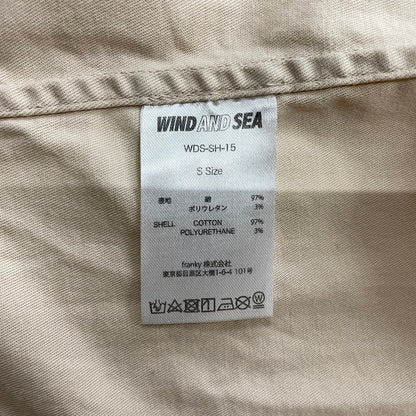 【中古品】【メンズ】 WIND AND SEA ウィンダンシー LOGO EMBROIDERY L/S SHIRT WDS-SH-15 ロゴ刺繍 ロングスリーブシャツ 長袖トップス 142-260826-ss-09-teih サイズ：S カラー：アイボリー 万代Net店