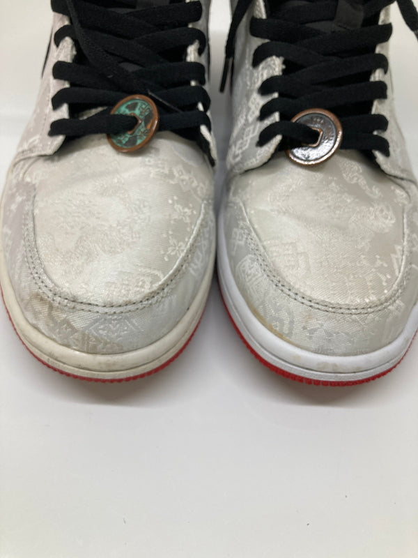 【中古品】【メンズ】 NIKE ナイキ × CLOT クロット 別注 コラボ AIR JORDAN 1 MID SE FEARLESS CU2804-100 エアジョーダン 1 ミッド シーズナルエディション フィアレス スニーカー 靴 160-260718-kk-34-hon カラー：WHITE/BLACK-RED 万代Net店