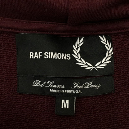 【中古品】【メンズ】 FRED PERRY フレッドペリー × RAF SIMONS ラフシモンズ 別注 コラボ 23SS DRAWSTRING PULLOVER HOODIE SM4214 ドローストリング プルオーバー フーディー トップス パーカー 141-250504-kk-06-tei サイズ：M カラー：ボルドー 万代Net店