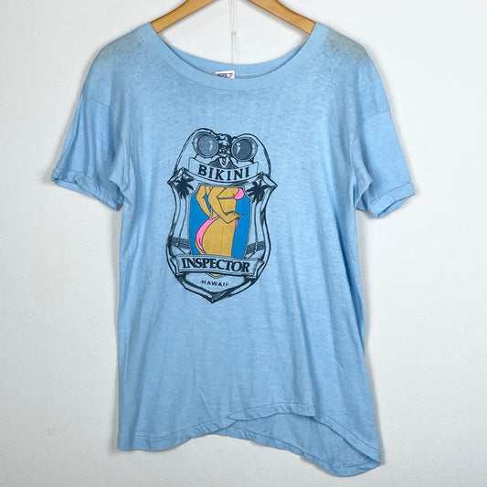 【現状渡し品】【メンズ】 TRANSTEES トランスティーズ BIKINI INSPECTOR HAWAII TEE ビキニ インペクター ハワイ Tシャツ 半袖 トップス 145-260731-sa-04-tei サイズ：L カラー：ブルー 万代Net店