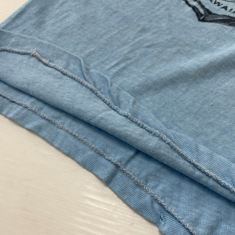 【現状渡し品】【メンズ】 TRANSTEES トランスティーズ BIKINI INSPECTOR HAWAII TEE ビキニ インペクター ハワイ Tシャツ 半袖 トップス 145-260731-sa-04-tei サイズ：L カラー：ブルー 万代Net店