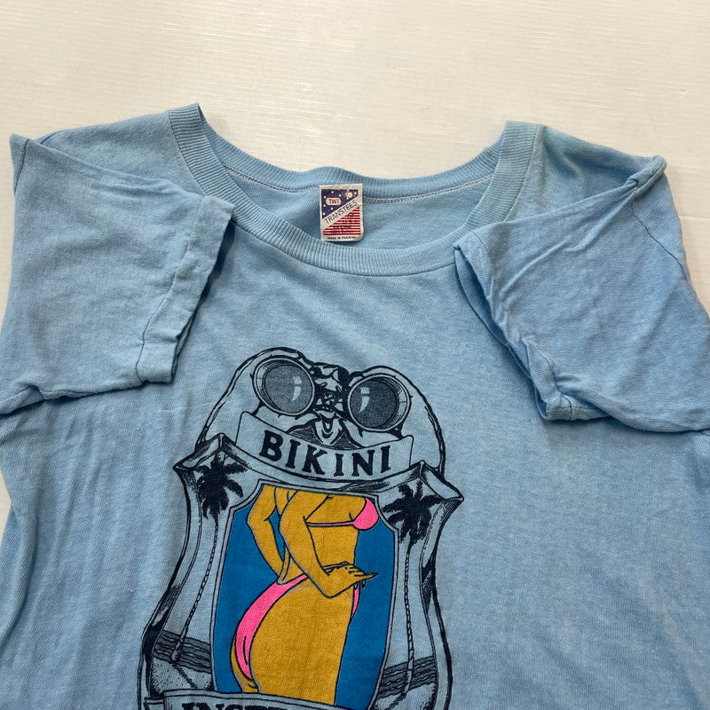 【現状渡し品】【メンズ】 TRANSTEES トランスティーズ BIKINI INSPECTOR HAWAII TEE ビキニ インペクター ハワイ Tシャツ 半袖 トップス 145-260731-sa-04-tei サイズ：L カラー：ブルー 万代Net店
