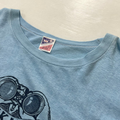 【現状渡し品】【メンズ】 TRANSTEES トランスティーズ BIKINI INSPECTOR HAWAII TEE ビキニ インペクター ハワイ Tシャツ 半袖 トップス 145-260731-sa-04-tei サイズ：L カラー：ブルー 万代Net店