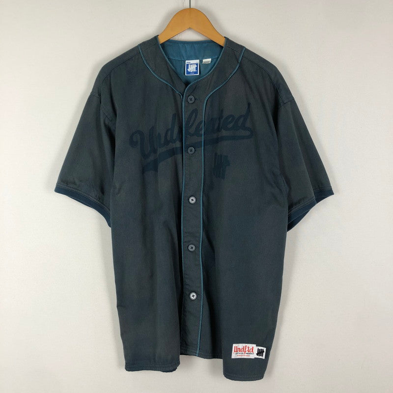 【中古品】【メンズ】 UNDEFEATED アンディフィーテッド 21SS WASHED TWILL BASEBALL JERSEY SHIRT 211077012038 ウォッシュド ツイル ベースボール ジャージ シャツ 半袖 トップス 142-251015-yo-04-tei サイズ：L カラー：ネイビー 万代Net店