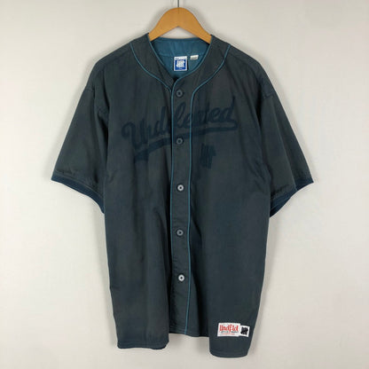 【中古品】【メンズ】 UNDEFEATED アンディフィーテッド 21SS WASHED TWILL BASEBALL JERSEY SHIRT 211077012038 ウォッシュド ツイル ベースボール ジャージ シャツ 半袖 トップス 142-251015-yo-04-tei サイズ：L カラー：ネイビー 万代Net店
