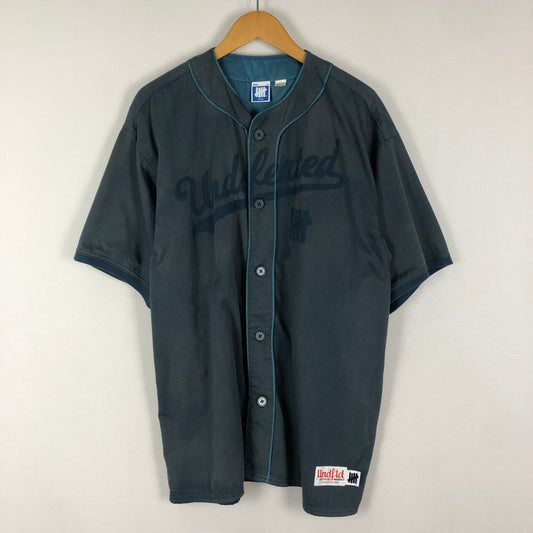 【中古品】【メンズ】 UNDEFEATED アンディフィーテッド 21SS WASHED TWILL BASEBALL JERSEY SHIRT 211077012038 ウォッシュド ツイル ベースボール ジャージ シャツ 半袖 トップス 142-251015-yo-04-tei サイズ：L カラー：ネイビー 万代Net店