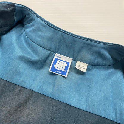 【中古品】【メンズ】 UNDEFEATED アンディフィーテッド 21SS WASHED TWILL BASEBALL JERSEY SHIRT 211077012038 ウォッシュド ツイル ベースボール ジャージ シャツ 半袖 トップス 142-251015-yo-04-tei サイズ：L カラー：ネイビー 万代Net店