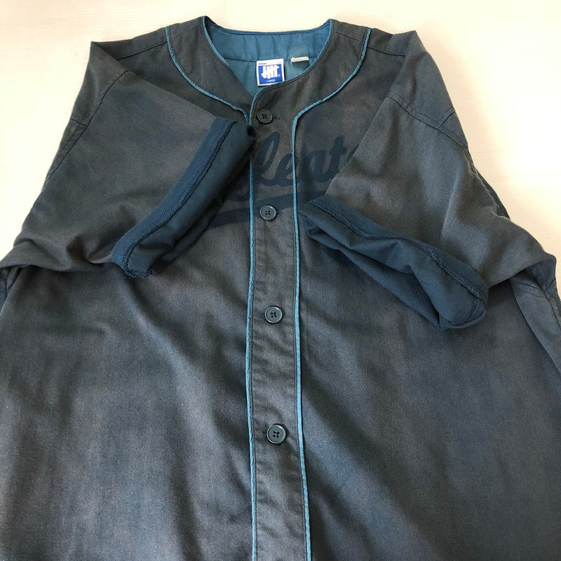 【中古品】【メンズ】 UNDEFEATED アンディフィーテッド 21SS WASHED TWILL BASEBALL JERSEY SHIRT 211077012038 ウォッシュド ツイル ベースボール ジャージ シャツ 半袖 トップス 142-251015-yo-04-tei サイズ：L カラー：ネイビー 万代Net店