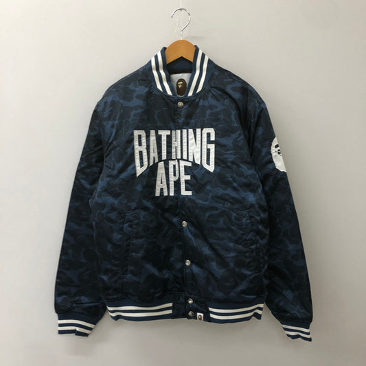 【中古美品】【メンズ】 A BATHING APE アベイシングエイプ SOLID CAMO NYC LOGO VARSITY BOMBER JACKET 001HJK801005M ソリッドカモ NYC ロゴ バーシティー ボンバージャケット アウター ナイロンスタジャン 142-250530-kk-29-fuz サイズ：L カラー：ネイビー 万代Net店
