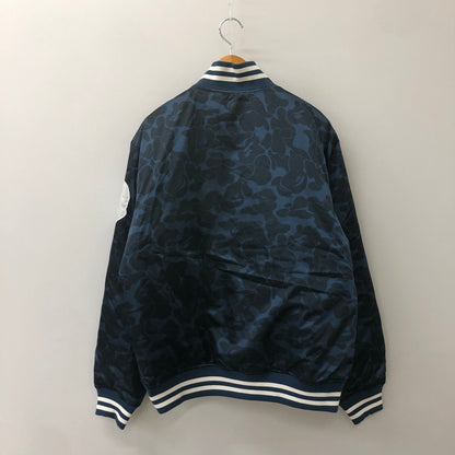 【中古美品】【メンズ】 A BATHING APE アベイシングエイプ SOLID CAMO NYC LOGO VARSITY BOMBER JACKET 001HJK801005M ソリッドカモ NYC ロゴ バーシティー ボンバージャケット アウター ナイロンスタジャン 142-250530-kk-29-fuz サイズ：L カラー：ネイビー 万代Net店