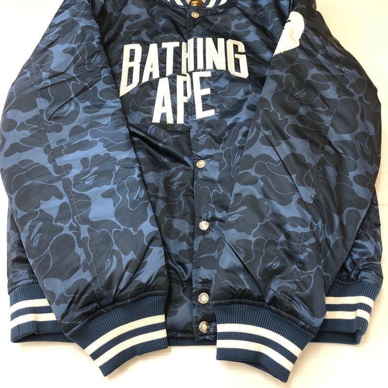 【中古美品】【メンズ】 A BATHING APE アベイシングエイプ SOLID CAMO NYC LOGO VARSITY BOMBER JACKET 001HJK801005M ソリッドカモ NYC ロゴ バーシティー ボンバージャケット アウター ナイロンスタジャン 142-250530-kk-29-fuz サイズ：L カラー：ネイビー 万代Net店