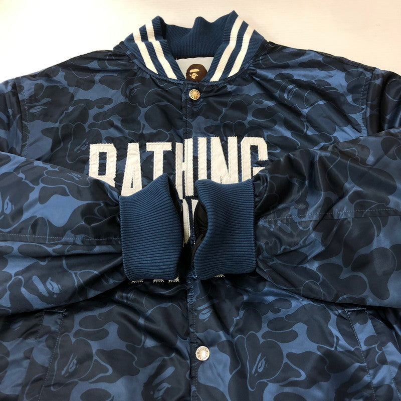 【中古美品】【メンズ】 A BATHING APE アベイシングエイプ SOLID CAMO NYC LOGO VARSITY BOMBER JACKET 001HJK801005M ソリッドカモ NYC ロゴ バーシティー ボンバージャケット アウター ナイロンスタジャン 142-250530-kk-29-fuz サイズ：L カラー：ネイビー 万代Net店