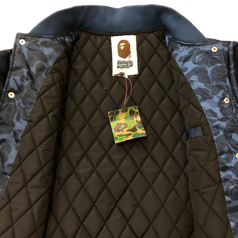 【中古美品】【メンズ】 A BATHING APE アベイシングエイプ SOLID CAMO NYC LOGO VARSITY BOMBER JACKET 001HJK801005M ソリッドカモ NYC ロゴ バーシティー ボンバージャケット アウター ナイロンスタジャン 142-250530-kk-29-fuz サイズ：L カラー：ネイビー 万代Net店