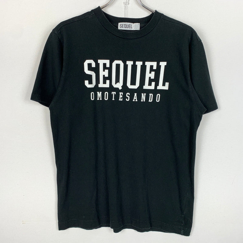 【中古品】【メンズ】 SEQUEL シークウェル OMOTESANDO LOGO TEE 表参道 ロゴ Tシャツ 半袖 トップス 142-260730-sa-13-tei サイズ：S カラー：ブラック 万代Net店