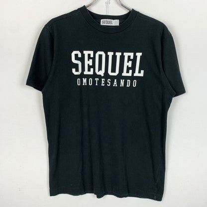 【中古品】【メンズ】 SEQUEL シークウェル OMOTESANDO LOGO TEE 表参道 ロゴ Tシャツ 半袖 トップス 142-260730-sa-13-tei サイズ：S カラー：ブラック 万代Net店