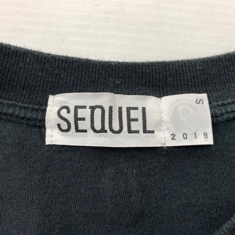 【中古品】【メンズ】 SEQUEL シークウェル OMOTESANDO LOGO TEE 表参道 ロゴ Tシャツ 半袖 トップス 142-260730-sa-13-tei サイズ：S カラー：ブラック 万代Net店