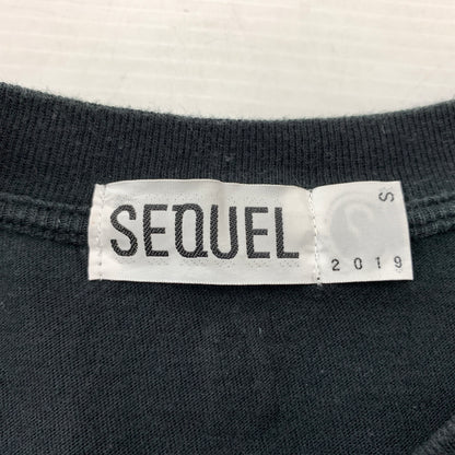 【中古品】【メンズ】 SEQUEL シークウェル OMOTESANDO LOGO TEE 表参道 ロゴ Tシャツ 半袖 トップス 142-260730-sa-13-tei サイズ：S カラー：ブラック 万代Net店
