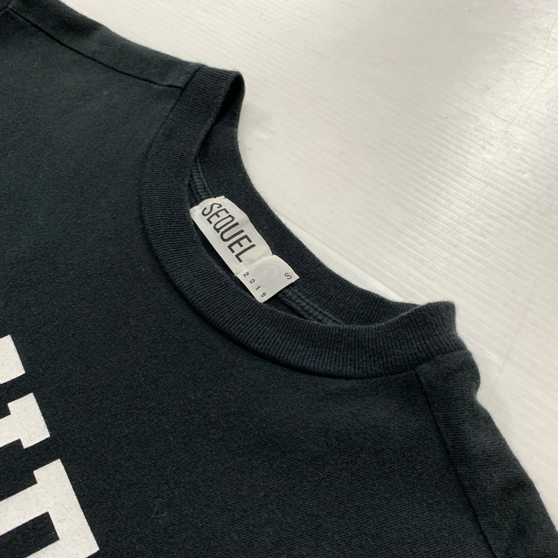 【中古品】【メンズ】 SEQUEL シークウェル OMOTESANDO LOGO TEE 表参道 ロゴ Tシャツ 半袖 トップス 142-260730-sa-13-tei サイズ：S カラー：ブラック 万代Net店