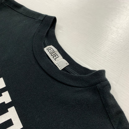 【中古品】【メンズ】 SEQUEL シークウェル OMOTESANDO LOGO TEE 表参道 ロゴ Tシャツ 半袖 トップス 142-260730-sa-13-tei サイズ：S カラー：ブラック 万代Net店