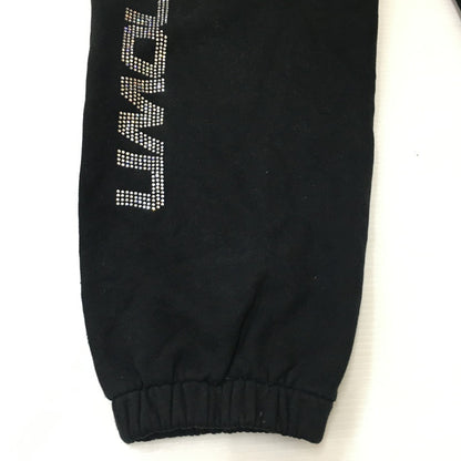 【中古品】【メンズ】 UNKNOWN LONDON アンノウン・ロンドン 22SS SIGNATURE RHINESTONE JOGGER シグネチャー ラインストーン ジョガー ボトムス スウェットパンツ 153-250628-kk-22-tei サイズ：M カラー：ブラック 万代Net店