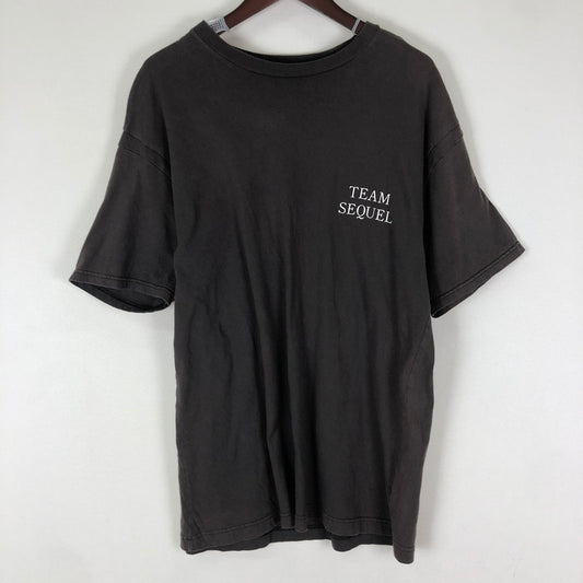【中古品】【メンズ】 SEQUEL シークエル × WENDY'S ウェンディーズ 別注 コラボ BACK PRINT S/S TEE SQ-23SS-WDST-02 バックプリント ショートスリーブ Tシャツ 半袖 トップス 142-251126-ks-13-tei サイズ：L カラー：チャコールグレー 万代Net店