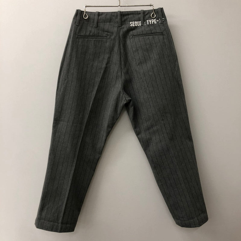 【中古品】【メンズ】 SEQUEL シークエル 22AW LOGO PRINT STRIPED LONG PANTS SQ-22AW-PT-04 ロゴ プリント ストライプ ロング パンツ ボトムス 153-250709-yo-20-tei サイズ：S カラー：グレー 万代Net店