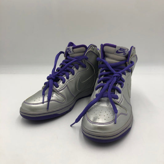 【中古品】【メンズ】 NIKE SB ナイキ スケートボーディング × Dinosaur Jr ダイナソー ジュニア 別注 コラボ DUNK HIGH PREMIUM 313171-003 ダンクハイ プレミアム スニーカー 靴 160-250727-KS-01-tei カラー：METALLIC SILVER/METALLIC SILVER 万代Net店