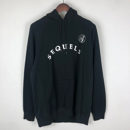 【中古品】【メンズ】 SEQUEL シークエル 24SS LOGO PULLOVER HOODIE SQ-24SS-HD-02 ロゴ プルオーバー フーディ 長袖 トップス パーカー 142-251022-yo-04-fuzh サイズ：S カラー：ブラック 万代Net店