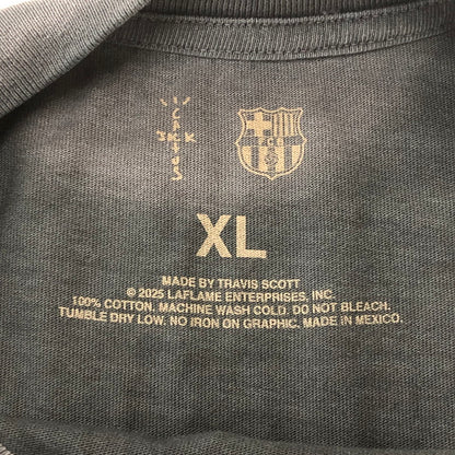【中古品】【メンズ】 TRAVIS SCOTT CACTUS JACK トラビス・スコット カクタスジャック × FCB FCバルセロナ 別注 コラボ CJ X FCB WASHED SPRAY LOGO TEE ウォッシュド スプレー ロゴ Tシャツ トップス 142-250818-KS-10-tei サイズ：XL カラー：ブラック 万代Net店