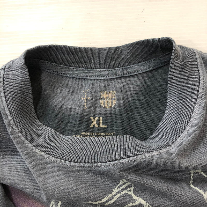 【中古品】【メンズ】 TRAVIS SCOTT CACTUS JACK トラビス・スコット カクタスジャック × FCB FCバルセロナ 別注 コラボ CJ X FCB WASHED SPRAY LOGO TEE ウォッシュド スプレー ロゴ Tシャツ トップス 142-250818-KS-10-tei サイズ：XL カラー：ブラック 万代Net店