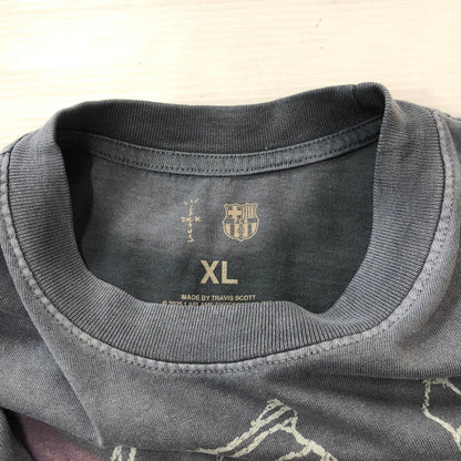 【中古品】【メンズ】 TRAVIS SCOTT CACTUS JACK トラビス・スコット カクタスジャック × FCB FCバルセロナ 別注 コラボ CJ X FCB WASHED SPRAY LOGO TEE ウォッシュド スプレー ロゴ Tシャツ トップス 142-250818-KS-10-tei サイズ：XL カラー：ブラック 万代Net店