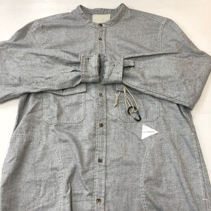 【中古品】【メンズ】 and wander アンドワンダー DRY OXFORD COLLARLESS SHIRT ドライ オックス カラーレス シャツ 長袖 トップス 144-250829-KS-06-tei サイズ：表記無し カラー：グレー 万代Net店