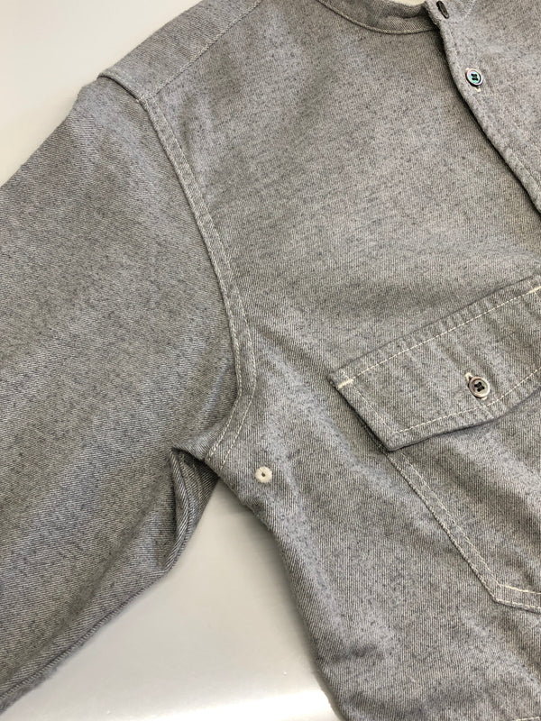 【中古品】【メンズ】 AND WANDER アンドワンダー DRY LINEN SHIRT ドライ リネン シャツ ノーカラー 長袖シャツ ロングスリーブ 144-261003-AS-31-hon サイズ：下記参照 カラー：グレー 万代Net店