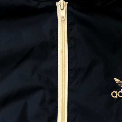 【現状渡し品】【メンズ】 adidas アディダス 80’s TREFOIL NYLON JACKET VINTAGE ADS-200 80年代 トレフォイル ナイロンジャケット ヴィンテージ ライトアウター 三角タグ デサント製 148-250917-KS-25-tei サイズ：表記無し カラー：ネイビー 万代Net店