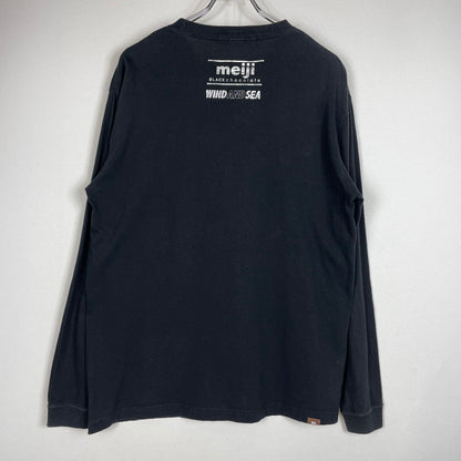 【中古品】【メンズ】 WIND AND SEA ウィンダンシー × MEIJI 明治 別注コラボ LOGO PRINT L/S TEE ロゴプリント ロングスリーブTシャツ 長袖トップス 142-260826-ss-06-teih サイズ：不明　※表記タグ欠損 カラー：ブラック 万代Net店