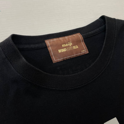 【中古品】【メンズ】 WIND AND SEA ウィンダンシー × MEIJI 明治 別注コラボ LOGO PRINT L/S TEE ロゴプリント ロングスリーブTシャツ 長袖トップス 142-260826-ss-06-teih サイズ：不明　※表記タグ欠損 カラー：ブラック 万代Net店