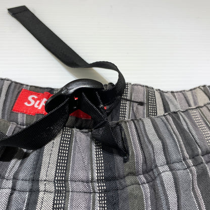 【中古品】【メンズ】 Supreme シュプリーム 14SS STRIPE BELTED SHORT PANTS ストライプ ベルト ショートパンツ ボトムス ショーツ ハーフパンツ 149-260720-ko-12-tei サイズ：30 カラー：グレー 万代Net店